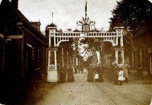 F5810 Erepoort Raadhuisstraat in 1913